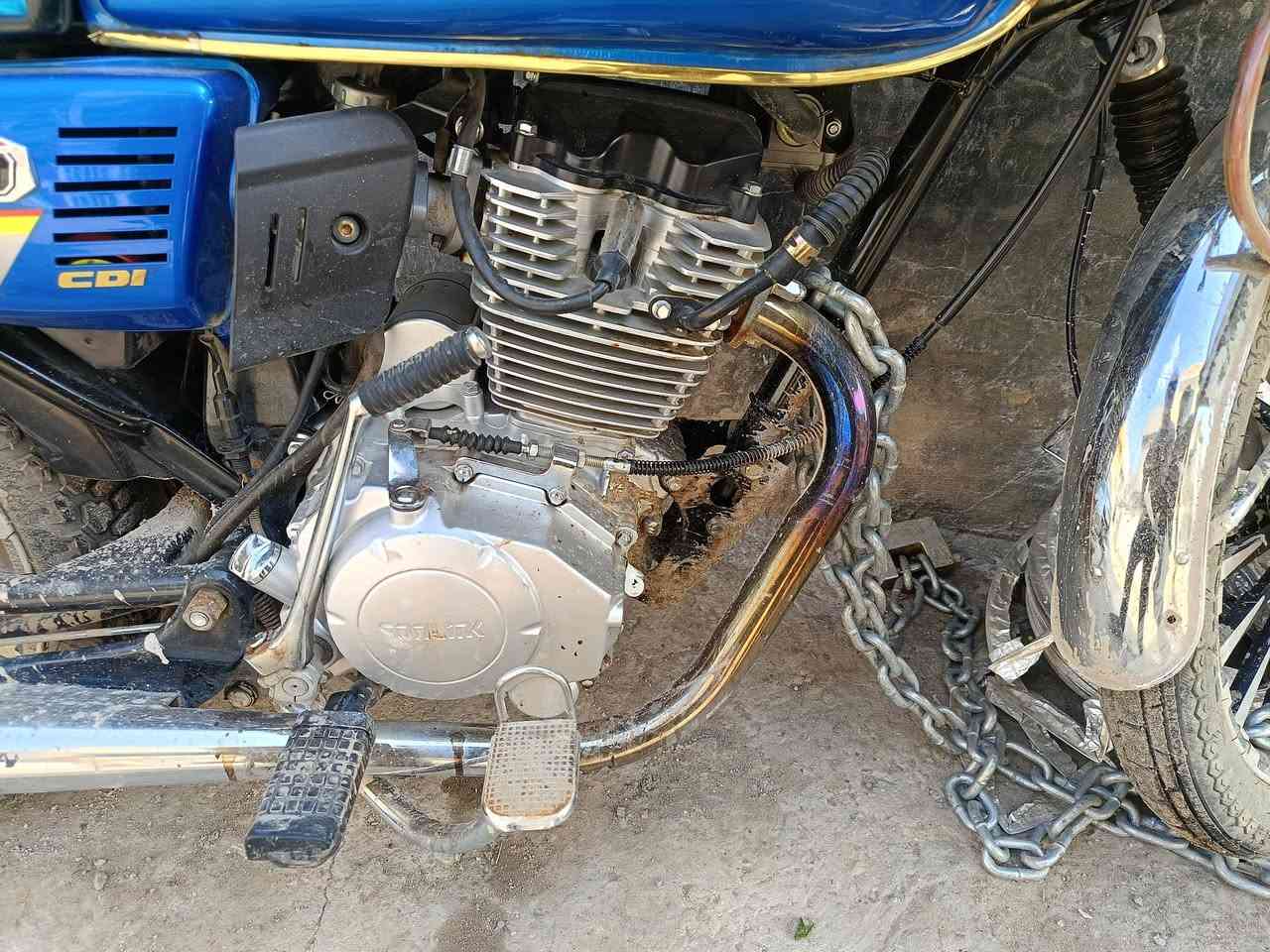 سلام عليكم دراجة ايراني سونك 2025 محرك 200سيسي درجه ما ناقصها شي ومحرك برغي ما مفتوح دراجه نضيفه صارلي 1 شعر من اشتريتها مو تشوفه بل منشورة مو حلوه تره ما مغسوله وصارلي 3 ايام ما طالع بيها وياها خوذه وقناع وصندوك وجفوف سعر 800 قفل ربع ما ينزل مكاني بغداد العبيدي ***********
