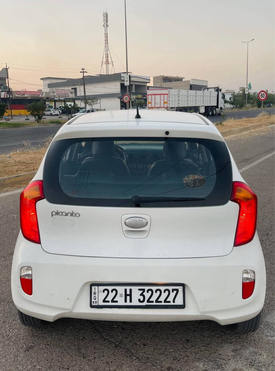 كيا بيكانتو - Kia Picanto 2013
 ناقل الحركة: أوتوماتيك (جير أوتوماتيك)
 المسافة المقطوعة: 140 ألف كيلومتر
 المحرك والجير: بشرط الفحص (مكفولين)
 مصبوغة حزام)
 نظام فرامل مانع للانغلاق (ABS)
 تحكم مقود (أزرار تحكم في عجلة القيادة)
 بلوتوث / مخرج AUX / مخرج USB
 كشافات ضباب (بلاجكتور)
 مرايا جانبية كهربائية
 مرايا مضادة للانعكاس (دژە فول)
 4 زجاج كهربائي (مع خاصية الأوتوماتيك)
 نظام تدفئة الزجاج (جام هیتەر)
 قفل مركزي (سنتر لوك)
 سنوية جدييد ، عنده دفتر بنزين 
رقم موبايل : ***********
مكان - كركوك
سعر : ٥٨ $ كركوك, العراق
