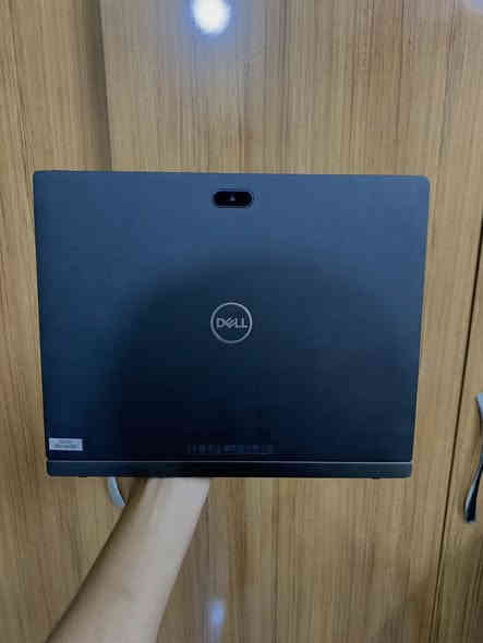 Dell 
Core i5 الجيل السابع 
الرام 16
الهارد 256 ssd 
شاشة دقة 2k لمس و تنفصل  
سعره 290 الف يوجد توصيل 
***********
