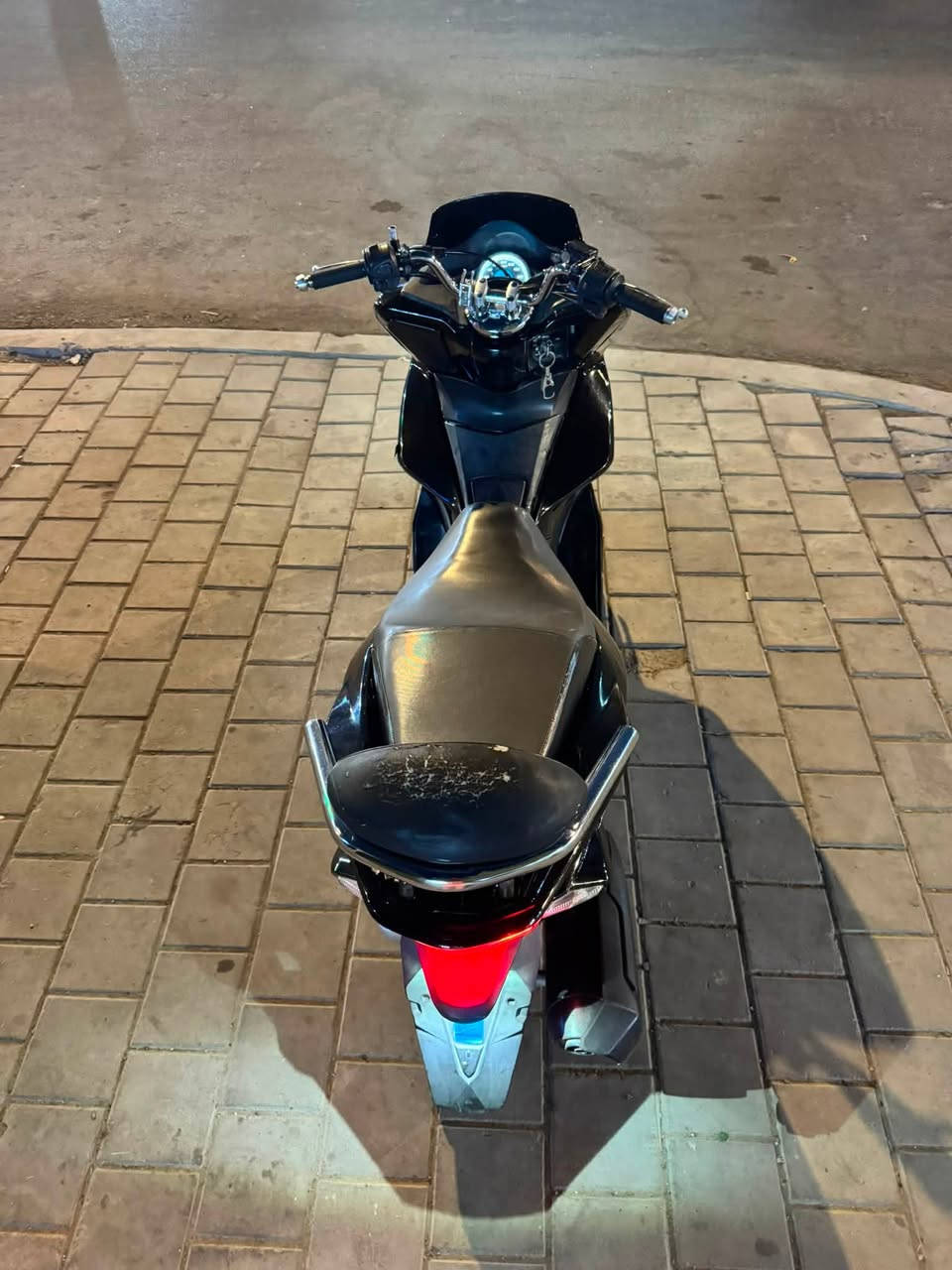 السلام عليكم لبيع Pcx جيل الثاني حجم مكينه 150cc  درجه مكفوله مكينه وكهربائيات وكفر اصلي  فقط بيهه ملاحضيات بسيطه بل كفر وباقي مكفوله عامه شلعه ومعدل يشك تبليط السعر 12ونص وبيهه مجال  المكان بغداد مدينة الصدر  رقمي ***********

