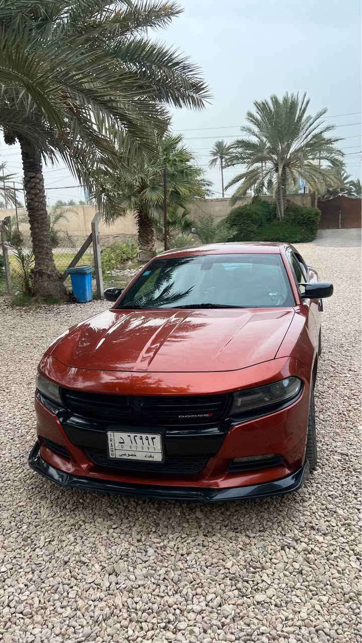 • محرك V6 سعة 3.6 لتر بقوة ممتازة وأداء سلس.
 • كير أوتوماتيك 8 سرعات.
 • نظام دفع خلفي RWD يمنح تحكم وثبات عالي.
 • شاشة لمس مع Apple CarPlay و Android Auto.
 • نظام صوتي قوي مع بلوتوث و USB.
 • مقاعد مريحة مع تحكم كهربائي للسائق.
 • كاميرا خلفية مع حساسات رجوع.
 • نظام داش كام مركزي 
•إضاءة LED أمامية وخلفية.
 • مكيف هواء أوتوماتيكي مزدوج المناطق.
 • تصميم أمريكي رياضي واسع وفخم من الداخل والخارج.
 • استهلاك بنزين اقتصادي بالنسبة لفئتها.
 • السيارة نظيفة جدًا من الداخل والخارج، استخدام شخصي.

📌 ملاحظات مهمة:
 • السيارة ما بيها أي حوادث كبيرة، فقط جاملغ جانبي وتم إرجاعه بنفس القطعة الأصلية (البچم كبس شركة).
 • مداريها بالبنزين كله محسن، وتبديل زيت كل 5 آلاف كم.
 • رقم الشاصي: 2C3CDXBG0MH562247 للتأكد من المصداقية والفحص.
 • السونار موجود وتكدر تسوي سونار بنفسك للتأكد.

📞 للتفاصيل والسعر:
خاص أو واتساب: *********** بغداد, العراق
