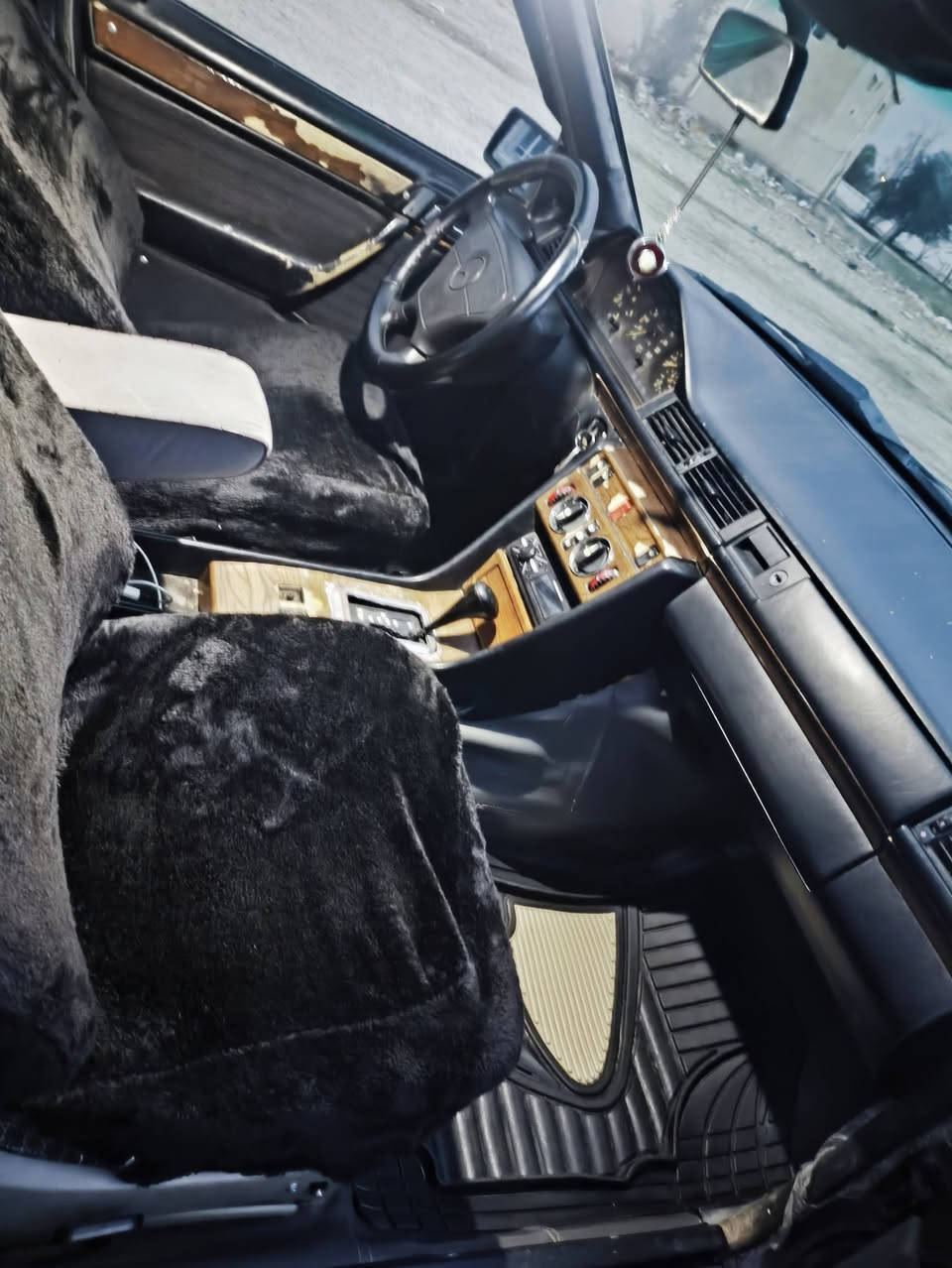 سلام عليكم 
مارسدس دب 300 موديل 90 رقم دهوك بسمي سنويه لل2031 هزه جديد ادامه كامله صدر 4تايرات جديد باتري جديد محرك صار شهر شاده اماراتي بجيس 3000,ديلكو  لايت زينون قفل مركزي ريمون برغري نقص مابيه سعره 55وبيه مجال مكان ديالى ناحيه جباره للاستفسار الاتصال ***********
