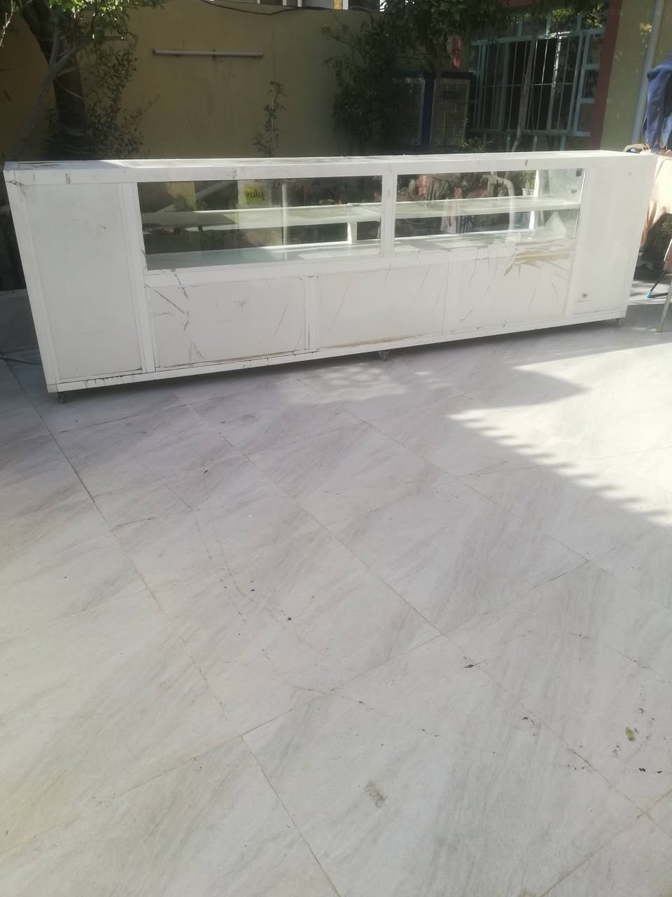 معرض يصلح للمحلات والمكتبات طوله 340سم وارتفاعه 1م وعمقه 45سم
م// ***********
