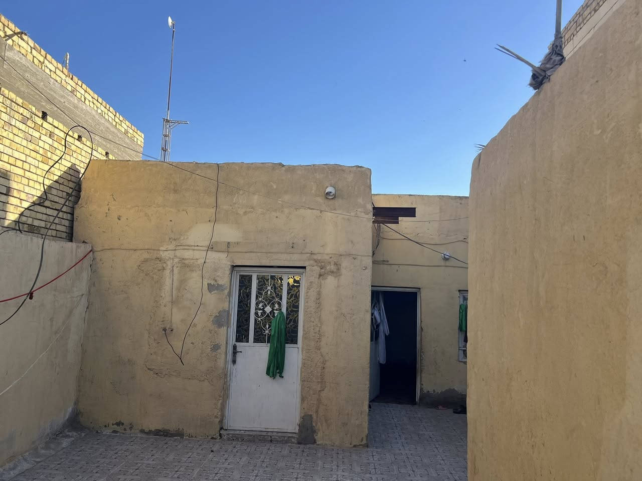 السلام عليكم
بيت  للبيع في قلعه سكر 
منطقه الخماس شارع الطاهريه 
مساحه 240
السعر والشراي اتصل ع الرقم 

الاستفسار ***********
