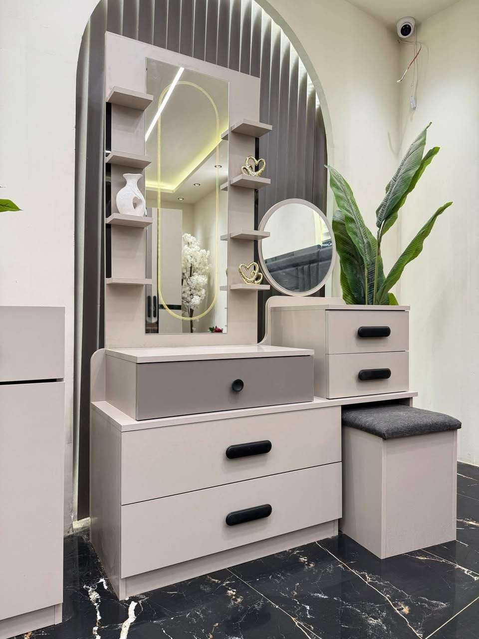 تم والله الحمد
*تم وصول موديل تركي درجه اولى إلى معرض البيت التركي 

*10 قطع*  
    

*كنتور وملحق* 320سم 
ارتفاع 220سم 

✅ الشازلونه مخزن السرير مخزن 
✅ برغي  حديد 
✅ ضهر بلوك 
✅ المصنع الأصلي
✅ قياسات ضخمه 
  اناره بل كومديات 
اناره بل ميز تواليت 
الموقع الرفاعي مدخل الملعب قرب اعدادية الشباب
للاستفسار دريد الركابي *********** واتس آب
