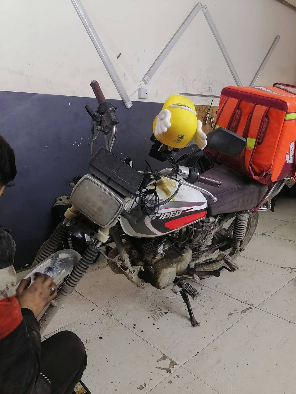 سلام عليكم دراجه إيراني مديل ٢١ مرقم رقم بغداد ثاني يوم التحويل دراجه خير من الله السعر واحد ونص وبيه مجال حك الجية لمو شراي لا يتعبني ***********
