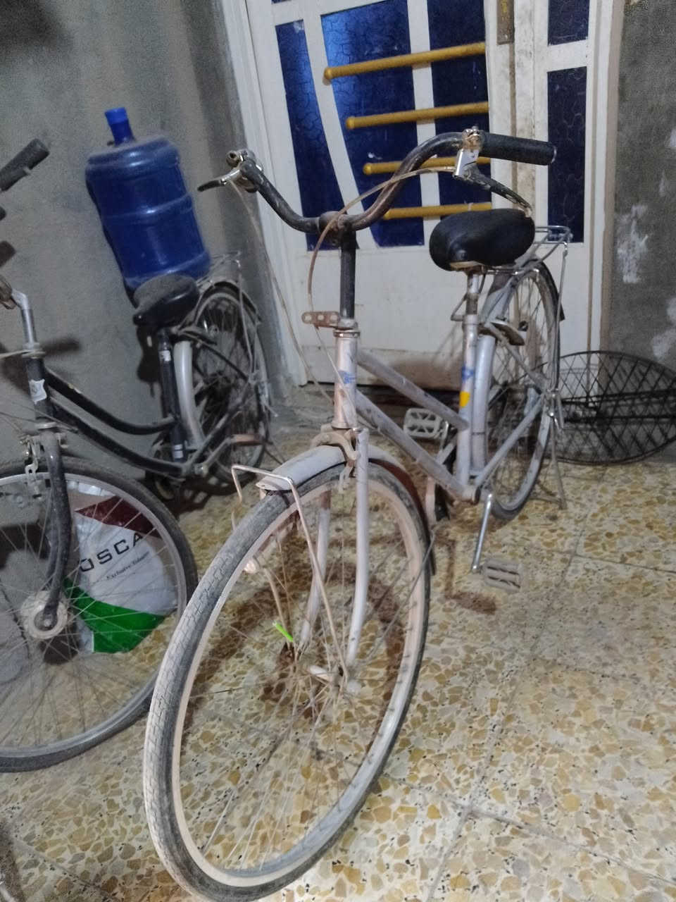 سلام عليكم شباب باسكل ياباني مديل 18متروك غراضه كامله برغي مامفتوح بيه نضافه 85 الاتير الخلفي مشكوك سعره 90 بيه مجال حك الاجيه مكان ذي قار المركز ***********
