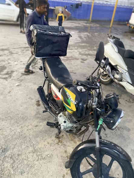 بوكسر البيع دراجه نضيفه بدون أوراق تكفلك سرقه وحلال وحرام مكينه نضيفه ما مفتوحه بس زنجيل يرادله ضب شوي دراجه خرسه رايده ب850 وبيها مجال حك جيه 
عنواني مدينه صدر 
***********
