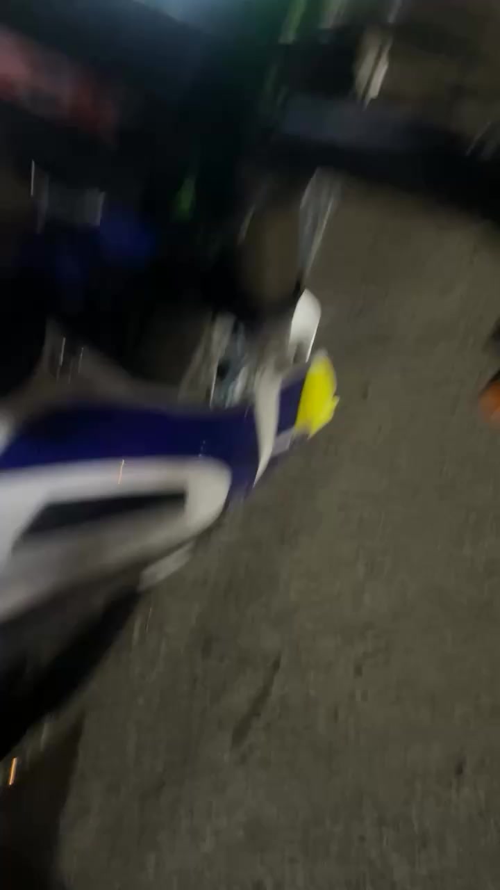 سلام عليكم قفاز crx موديل ٢٥  ٣٠٠cc دراجه بعدها زيرو صارلها شهر ونص وماشيه بس ٢٠٠٠ ونضيفه حيل اخذتها مليون ٧٥٠ من كركوك ورايدها مليون ونص للي رايدها يراسلني ***********
