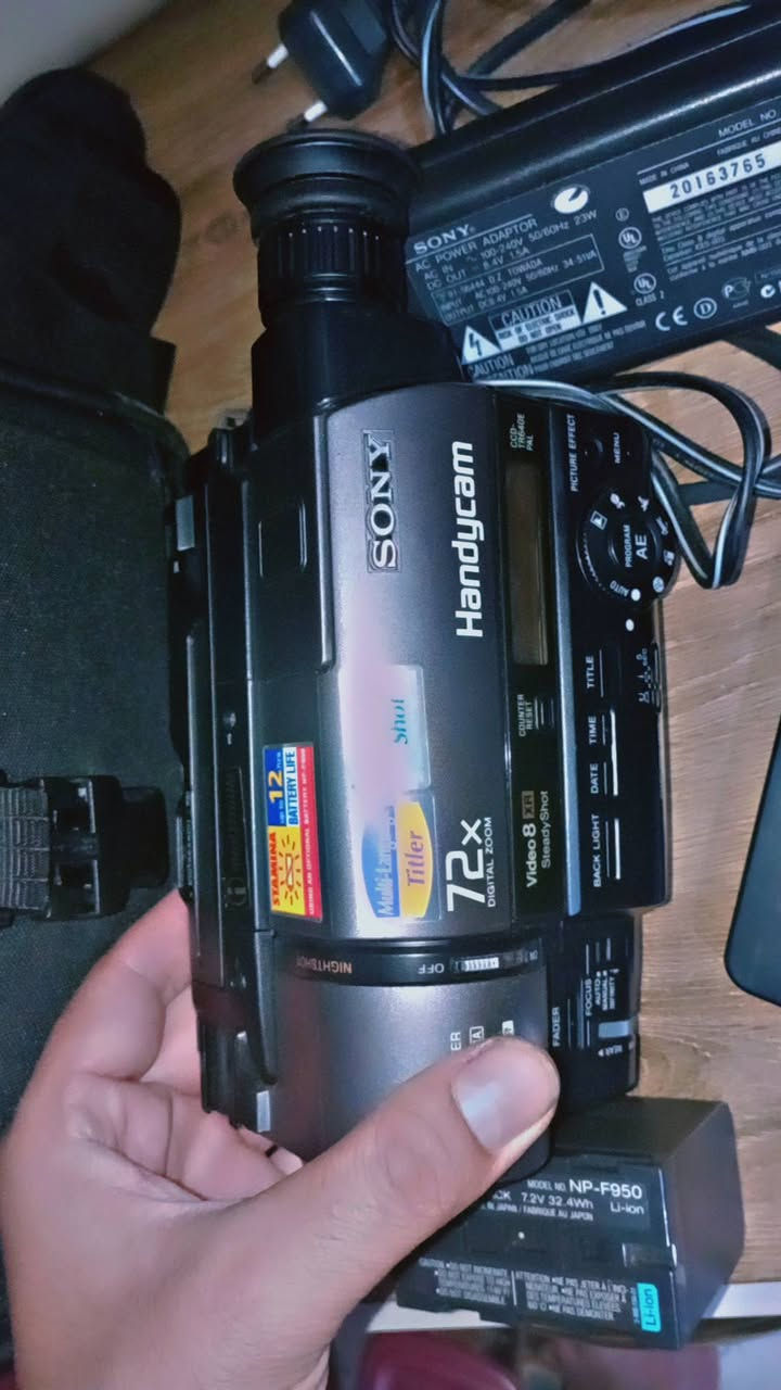 كاميرا سوني SONY كامله ملحقاته موضحه بلفيديو وياها ريمونت الاصلي وشاحنته الاصلية وكيبلاته  وسكارت مالته وفيشة وكيبلات وبطاريات 2 مالته الاصليات  والجنطه كاملة مكملة شرط الشغل  السعر ١٢٥


**إذا كنت صاحب هذا الإعلان وتريد حذفه لأي سبب، رجاءا أرسل رسالة إلى الدعم الفني**