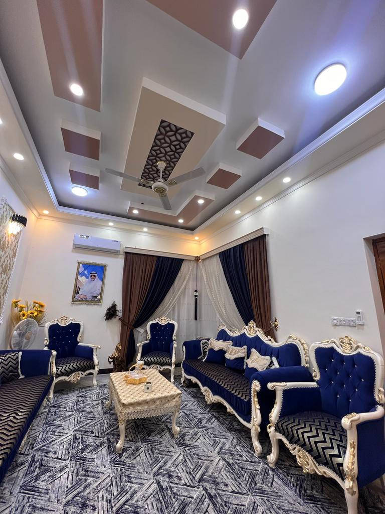 السلام عليكم 
✅بيت في ياسين خريبط
مساحته 200 متر
بناء 2022 حديث
موقعه بصف الركن بناء طابوق
يحتوي. على غرفتين نوم  وستقبال وهول ومطبخ وحمام طابق الارضي و الطابق الثاني سويت مكون من غرفتين وصاله وحمام و اسويت ثاني مكون من غرفه وصاله وحمام 
للاستفسار : ***********
.
.#عقار_للبيع
