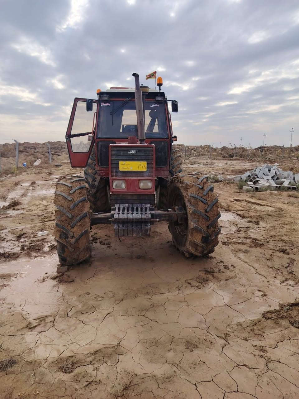 فيات البيع مع دسك ٢٤ مع فدان خماسي  البيع  مكينه ابيعلك بدون مداور  موديل ٨٦  مكينه جاهزه ومكفوله محرك كير تبخير تنقيص بم نوزل مكفوله  وجاهزه لعمل ومكفوله عشائر  لاستفسار اتصل ***********
