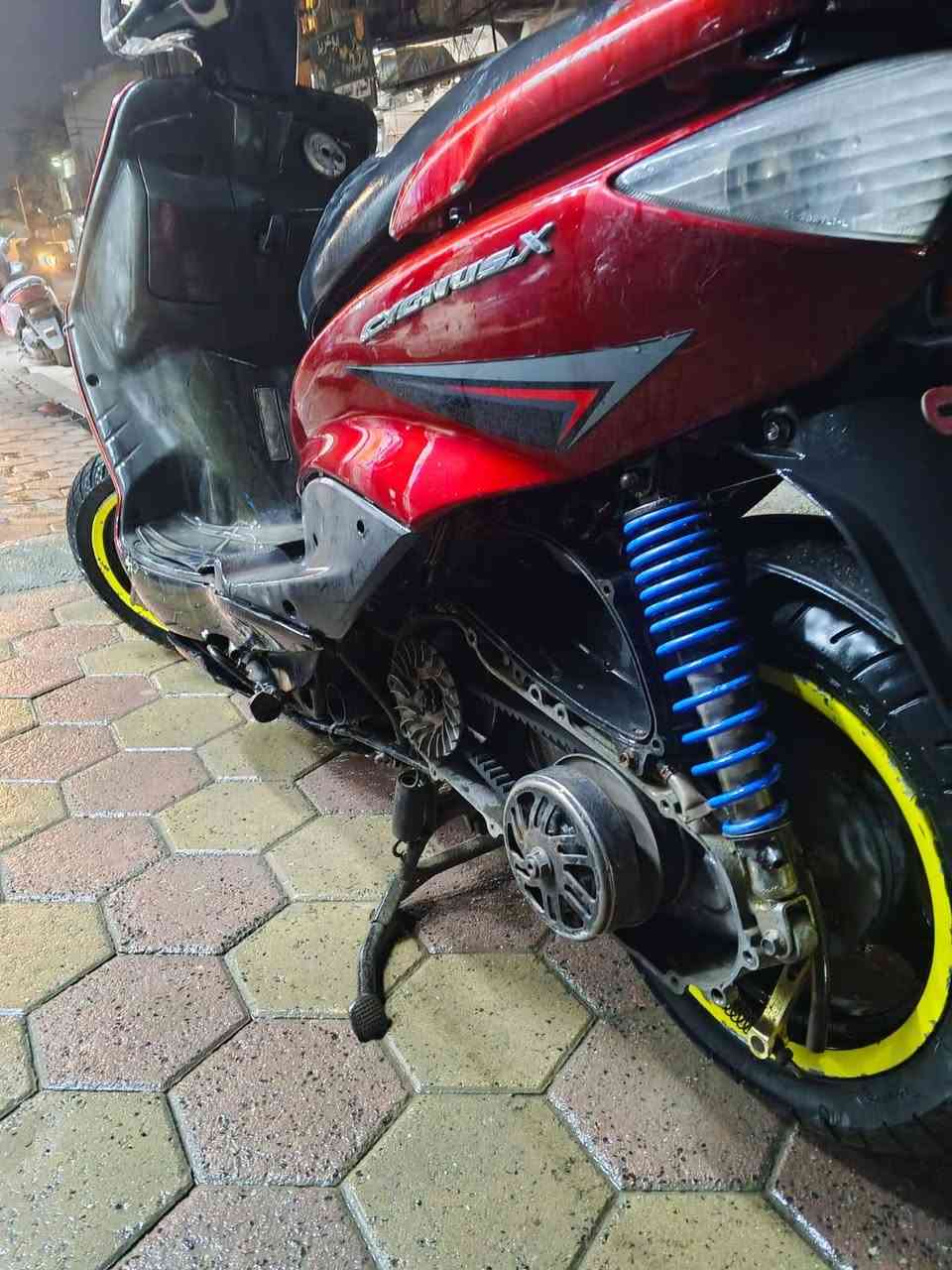 الدراجه متروسه تزويد
1- صدر امامي جمس ذهبي اصلي 
2- فلنجه رياضي 
3- فج برمبو اصلي 
4-يدات بريك رياضي اصليات 
5- مكينه كامله رياضي ممفتوح بيه برغي المكينه 
6-كور صليب 
7- قباقه كور كرزي اصليات 
8-عضمه سكليتر رياضي 
9- يدات بانزين KOSO
10- كلج خلفي WFاصلي رياضي 
11- كلج امامي DY رياضي اصلي 
12- كابريتر قفاز 
13- هاوزن رياضي اصليي 
14- قطره دهن اصليه 
15-صالنصه رياضي اصليه واقيه كاربون فايبر اصليه 
16-ويل يضوي بل ضلمه 
17-معدل فوك ال120 واكثر 
18- لايت امامي شغال 
19- اشاير امامي خلفي شغالات 
20- بك لايت خلفي شغال 
21-فراك ذهبي رياضي اصلي 
22- لون مميز 
مكاني بغداد *********** السعر 950 وبيه مجال دراجه مال جناي مو بياع شراي نقصه قبق شوته فقط
