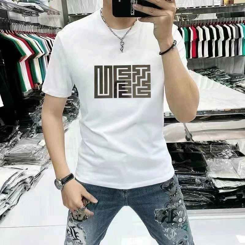 تيشيرت هاف قطني مغسول باللونين الأبيض والرمادي - أناقة عصرية وراحة لا مثيل لها
استمتع بالراحة والأناقة مع هذا التيشيرت الهاف القطني المغسول، المصمم خصيصًا ليمنحك إطلالة عصرية ومريحة في آن واحد. يتميز التيشيرت بتصميمه البسيط والأنيق، حيث يتوفر بلونين أساسيين: الأبيض الناصع والرمادي الهادئ، مما يجعله قطعة أساسية لا غنى عنها في خزانة ملابسك.
تصميم فريد:
يزين التيشيرت من الأمام طبعة مميزة باللون الرمادي الداكن، تتخذ شكل أحرف أو رمز بخطوط هندسية متداخلة، مما يضفي لمسة فنية وعصرية على التصميم الكلاسيكي للتيشيرت الأبيض. هذه الطبعة تمنح التيشيرت شخصية فريدة وتجعله يبرز بين قطع الملابس الأخرى.
خامة عالية الجودة:
صُنع هذا التيشيرت من القطن المغسول عالي الجودة، مما يضمن لك ملمسًا ناعمًا ولطيفًا على البشرة، بالإضافة إلى متانة تدوم طويلاً. عملية الغسيل المسبق للقطن تمنحه ملمسًا أكثر ليونة وتحد من انكماشه بعد الغسيل، مما يحافظ على شكل التيشيرت ومقاسه.
راحة مثالية:
بفضل قصته الهاف المريحة، يوفر هذا التيشيرت حرية الحركة ويناسب الارتداء اليومي في مختلف المناسبات، سواء كنت تتجه للعمل، لقضاء وقت ممتع مع الأصدقاء، أو حتى للاسترخاء في المنزل. إنه خيار مثالي للأيام الحارة في العراق بفضل خامة القطن التي تسمح بتهوية جيدة.
المقاسات المتوفرة والأسعار:
اللون الرمادي: متوفر حاليًا بمقاس 2XL.
اللون الأبيض: متوفر حاليًا بمقاس 3XL.
سعر القطعة الواحدة هو 10000 دينار عراقي، مما يجعله خيارًا اقتصاديًا وممتازًا للحصول على قطعة ملابس عالية الجودة وعصرية.
لا تفوت فرصة اقتناء هذا التيشيرت الأنيق والمريح، وأضف لمسة من التميز إلى إطلالتك اليومية! بغداد, العراق


**إذا كنت صاحب هذا الإعلان وتريد حذفه لأي سبب، رجاءا أرسل رسالة إلى الدعم الفني**