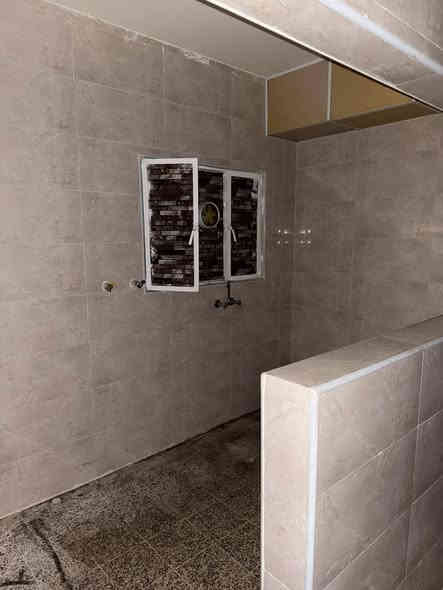 شقة طابق ارضي بالشقق البيض ب ٨٥٠ ألف شهريا للإيجار مطلوب عائله مرتبه  تلاثه نوم وصاله ومطبخ وخدمات وكراج وحديقة تقع على الشارع مال شقق ونظيف جداً ومصبوغه 
***********  مكتب جوهرة السيديه مجاور مدخل الخيزران
