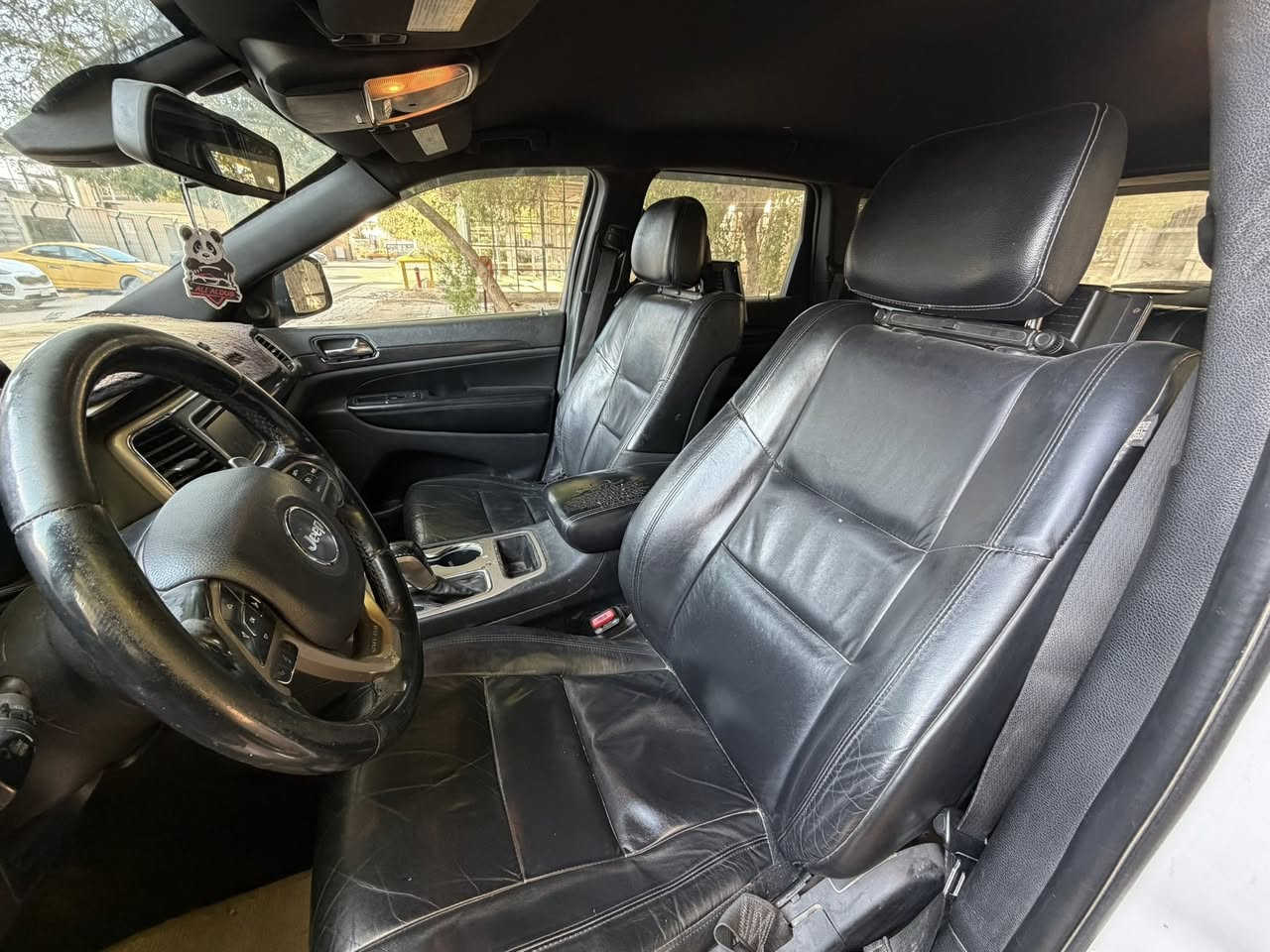 تم تنزيل السعر لان مستعجل على البيعة سعر ما انطي بل تليفون تعال شوف السيارة و كلبها و تدلل ما ارجعك فارغ 💙
 بيع فقط 
السلام عليكم جيب گراند شيروكي موديل 2016
 مكينة 6 سلندر  5راكب   4*4
السيارة كشنات جلد 
 كشن السائق كهرباء 
تبريد قطعتين ثلج
جنطة كهرباء 
 كير ماوس   
 كامرة خلفية
 حساسات  خلفية  
 ويل حجم 20  
تشغيل عن بعد
 شفتات بالستيرن  
صور الحادث بل منشور 
السيارة نصبغت اغلب قطعها ابيع صبغ عام مكفول من الجفية او الكلبة 
شواصي و لغود كفالة 
مكينة و كير كفالة 
ماشية 136 الف 
السيارة بدون اي نقص 
الاتصال علئ هذا الرقم
***********
السعر147$ وبيها مجال حق الجية 
 مكان السيارة بغداد حي اور
