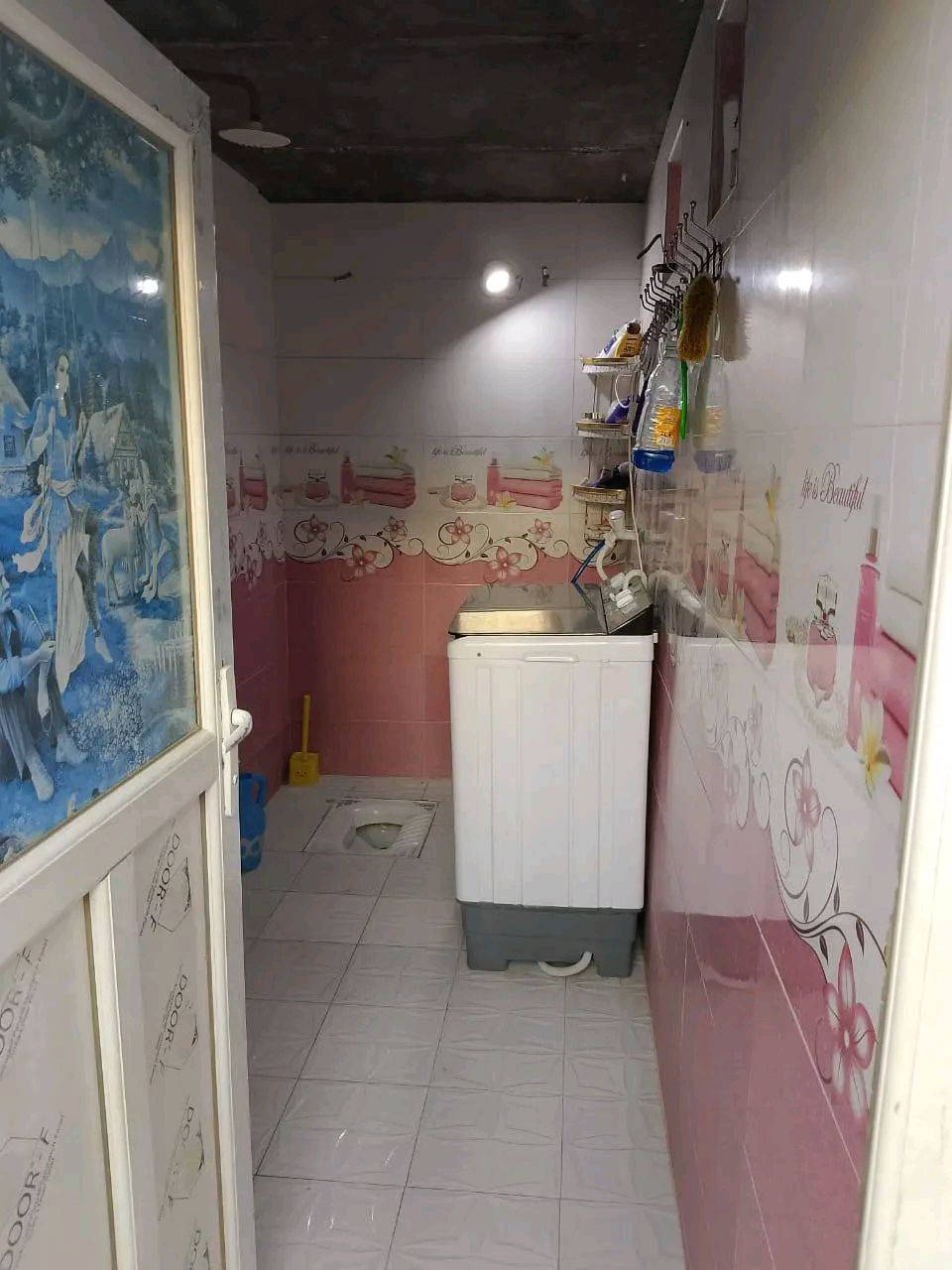 دار للبيع المساحه 100 متر مربع
يحتوي على غرفه وصاله وستقبال ومطبخ وصحياة وحمام العنوان حي العسكري الثالث شارع 30 مرجعة مكتب الكعبي للعقار *********** وتساب اتصال
