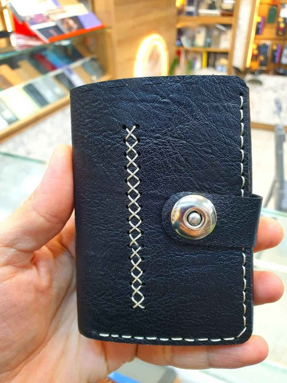 ✨ محفظة جلد طبيعي فاخرة - صناعة يدوية مميزة 
🚕 متوفر توصيل لجمع محافظات العراق 🚕

🔸 مصنوعة من الجلد الطبيعي بجودة عالية ودقة في التفاصيل
🔸 حرفة يدوية تعكس الأناقة والتميز في كل خياطة.
🔸 تصميم كلاسيكي يلائم جميع الأذواق، مثالي للاستخدام اليومي أو كهدية راقية
🔸 مصنوع لتحمل الزمن ويمنحك الفخامة التي تستحقها
🔸 متوفر اكثر من نوع وشكل ومتعددة الاستخدام

....... بسعر 15 الف دينار.........

أوقات العمل يوميا: من الساعة 3:30 م الى ساعة 10:00م ⏰️
......
👍يتوفر لدينا العديد من الماركات وبأنسب الاسعار👍
🎁لمزيد من المعلومات راسل صفحة مكتب رعد البيار🎁
......
رمادي شارع التجنيد 🚦🚥🚦 خلف مستشفى الصفوة
قرب تقاطع الصياغ او قرب جامع الحاج كسار
☎️***********☎️
☎️***********☎️
