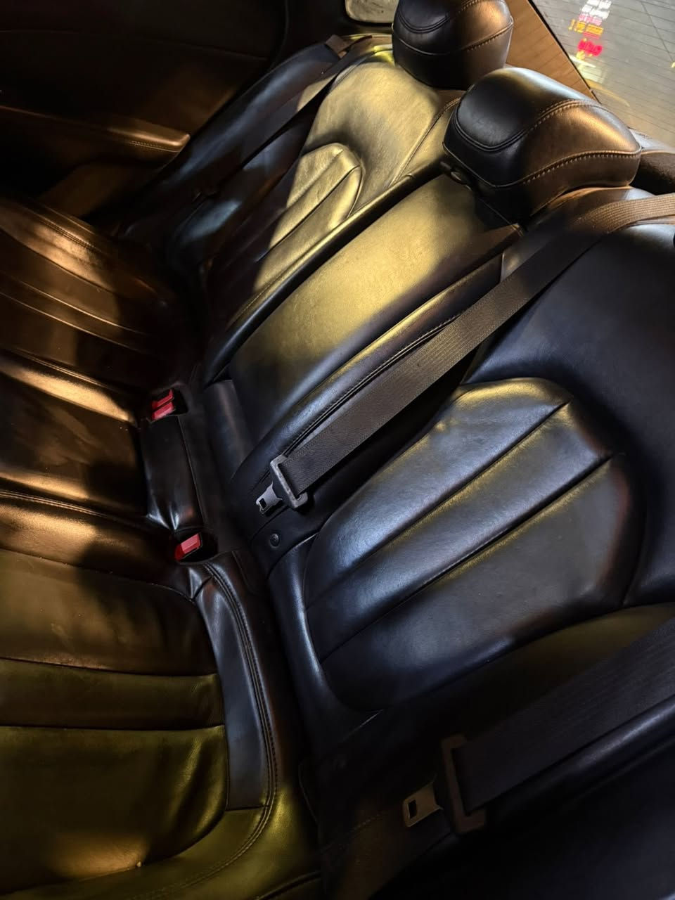 سلام عليكم 
للبيع كلاسلر سي 200 
موديل 2017
رقم اربيل دولي بسمي 
مكينة 2400 كفالة 
كير 9 نمر 
حادث شفة البنيد ما واصل البدنة 
صبغ بنيد ودعامية 
وبيهة صبغ شبر جوة قبق البانزين 
بدون دواخل  
كشنات جلد + تتفئة 
شاشة جبيرة 
تشغيل عن بعد 
تبريد ❄️ ثلج 
منضومة لايت زنون 300 دولار
ويل 17 تخم تاير 
سعر 100 
مكان السيارة بغداد 
الستفسار ***********
