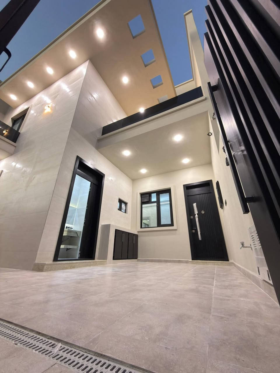 #دارسكن #للبيع_الديوانيةحي_الجامعةقريب_شارع20موقع_مميز  

المساحة 200م.                       طابو صرف 

الطابق الارضي
غرفة نوم 2 + استقبال +صالة +مطبخ حار +بارد + مجمع صحيات داخليه +خارجيه

الطابق الاول
غرفة نوم عدد 2 + صالة +مجمع صحيات 

((البيت بناء حديث  طابوق +كونكريت))

للاستفسار يرجى مراجعة مكتب وليد للعقار
العنوان الديوانية حي الجامعة شارع 20 
الاتصال ع الرقم //***********
