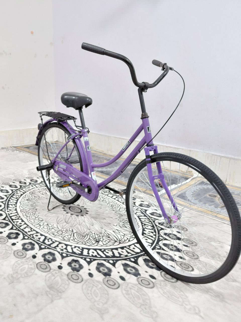 السلام عليكم بايسكل بناتي للبيع حجم  26 مابي نقص (اغراضه كامله) نضافته مبينه بل فيديو السعر 115 وبي مجال 

الرقم: ***********
