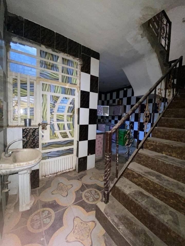 بيت مساحه ٥٠ نزال ١٠ ب٥ متر طابو ملك يتكون من استقبال ومطبخ ومنور وحمام وحمام خارجي وطابق ثاني غرفتين كامل مكمل مناقصه ايشي عنوانه حي الانتصار مقابيل مستشفى حمادشهاب 
