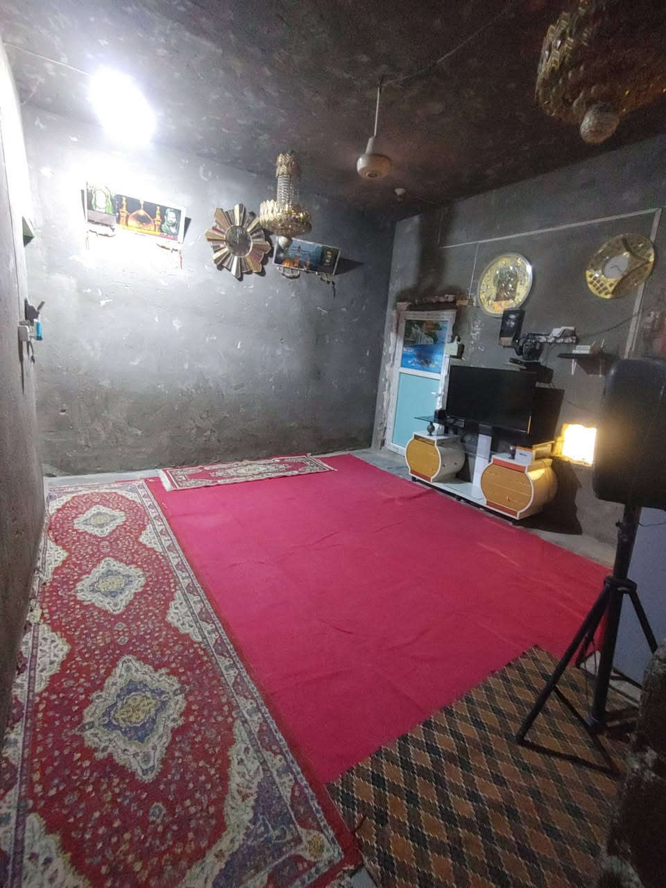 سلام عليكم بيت شارع نفط مراوس وبيع سكف صب يتكون من غرفه وصاله ومطبخ وصحيات حتى لومشتمل راوسه هم شارع نفط اريد والبيت مقابيل شارع  مكتب ابوعلاء المختارستفسار ع رقم ولخاص مفتوح ***********
