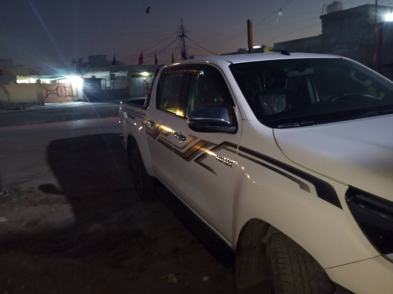 سلام وعليكم للبيع هيلوكس مديل 21فور ويل كير اوتماتيك 
تدفئه بل كشنات+مثبت كروس سرعه+بصمه ابواب+بصمه تشغيل سياره مدوشمه وارضيه جلد فور ويل شغال كامره وحساسات خلفيه شاشه جبيره سياره كفاله لا ضربه ولا حادث مكاني بغداد المدائن الستفسار اتصال عل رقم ‏‪***********‬‏ السعر 295
