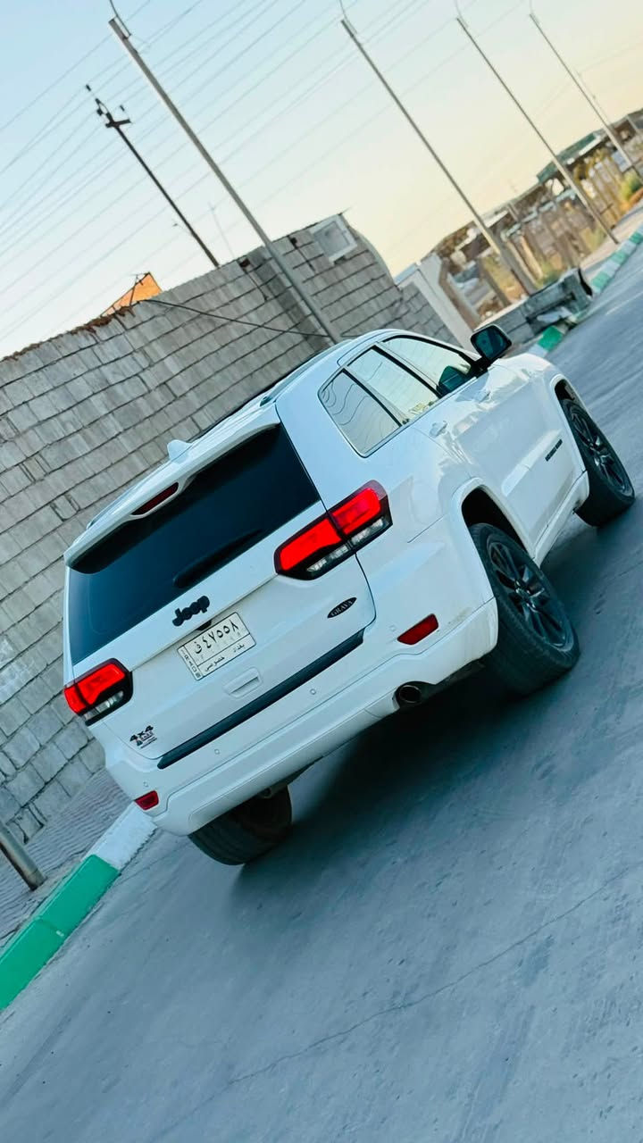 السلام عليكم
جيب 2020 لمتد 1/1 
فتحة 
بصمه تشغيل 
بصمه ابواب 
شاشه جبيرة كشنات جلد مطعم 
جنطه كهرباء 
تشغيل عن بعد 
تدفئه كشنات 
دمام 
رادار جانبي 
تحكمات ستيرن 
ويل كروم اسود 
وباقي المواصفات معروفه 
ماشيه 50 فقط
السيارة بيها صبغ صفحة وبنيد شرط بدون دواخل 
السيارة جاهزة من كلشي بدون نقص برغي 
رقم بغداد مشروع وطني 
السعر 185 وبيها مجال للطيبين 
العنوان ديالى بعقوبه 
رقم الهاتف ***********
