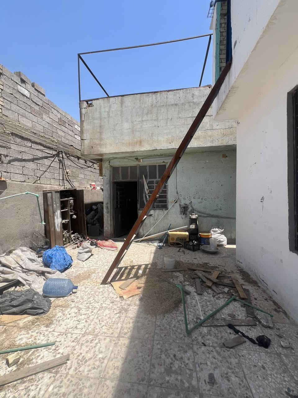 السلام عليكم ورحمة الله وبركاته
دار للبيع مساحه ١٨٠ متر.     بناء طابوك جمهوري    

واجهة     ١٢   متر 

نزال         ١٥    متر 

للاستفسار اكثر 

اتصال 📞 

***********

