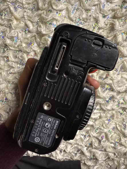 نيكون 7000Dنضيفه كلش وياها عدستين 18-55ولثانيه 70-300يشتغل فوكس بطاريتين رام شاحنه جنطه تحويله حزام  جيلاتين  سعر 450وبيها مجال مكاني نجف توصيل ماعندي *********** لاستفسار
