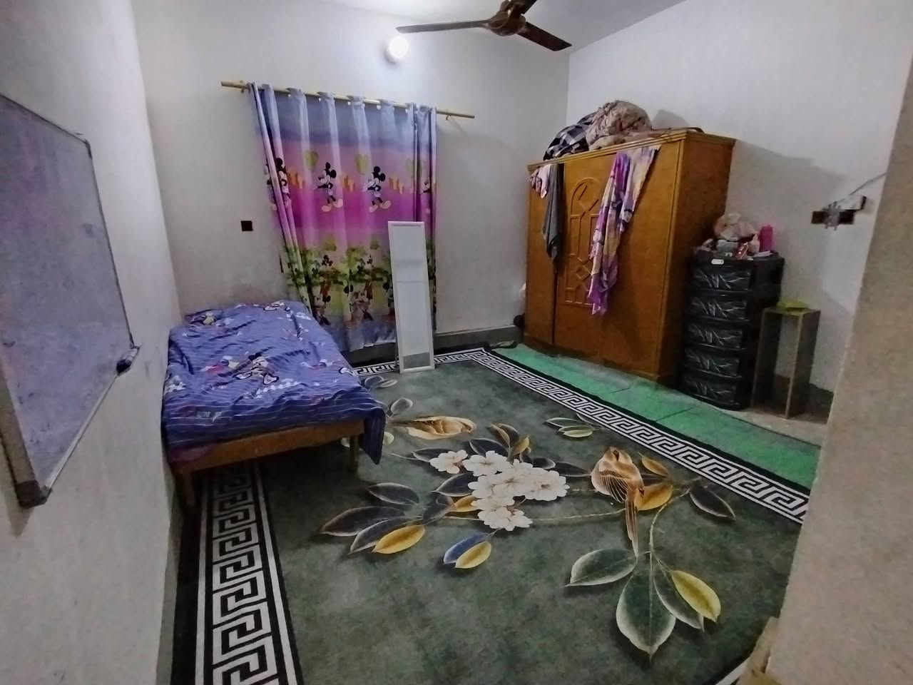 السلام عليكم ورحمة الله دار للبيع طابو صرف ١٥٠ متر طابقين اول بيت بصف الركن على شارع ٢٠ متر وشارعه ١٠ متر عالي عن الشارع خدمات كامله مجاري واصلة للبيت باقي فقط تبليط ينباع تفليش بسعر قطعة علما بأن البيت بحاله جيدة صالح للسكن بس بناء قديم  السعر ٨٩ قابل للتفاوض للاستفسار الاتصال على الرقم ***********
