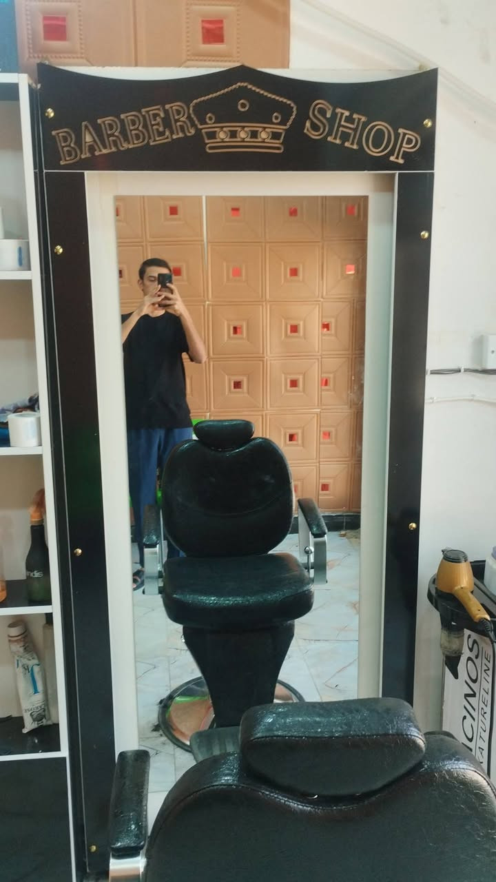 سلام عليكم محل حلاقه كامل للبيع هوه وغراضه   تريد تأخذ بس الاغراض هم ميخالف  ما بيع قطع المحل ايجار  مكانه بصره  حيانيه يم سوق المدينه هذا رقمي ***********
