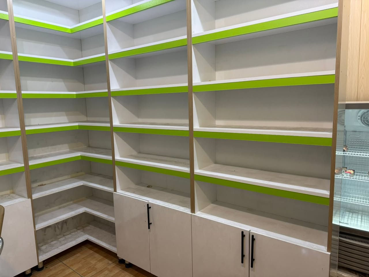 للبيع عدد الرفوف ١٣ رف خشبي وفاترينة زجاج وميز بي ٣ مجرات 
عرض الرفوف 
٨٥ سم عدد ٤
٩٣ سم عدد ٤
٤٠ سم عدد ٢
٦٠ سم عدد ١
٥٠ سم عدد ١
زاويه ٨٠سم *٨٠ سم عدد ١
فاترينة زجاجيه ٩٠ سم عدد ١
ميز ١٩٠ سم عدد ١


**إذا كنت صاحب هذا الإعلان وتريد حذفه لأي سبب، رجاءا أرسل رسالة إلى الدعم الفني**