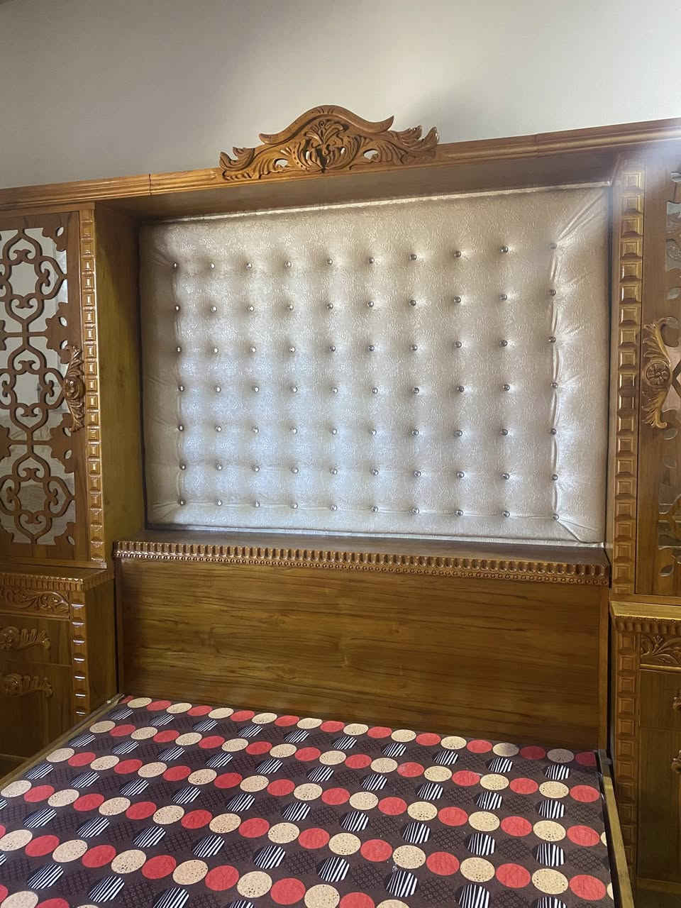 السلام عليكم غرفة نوم صاج اصلي 5 ملم 
حيل نضيفة واستعمالها حيل قليل حيل 
6 ابواب 
السعر .مليون ونص وبيها مجال 
للاستفسار الاتصال على الرقم 

‭0750 236 8981‬
