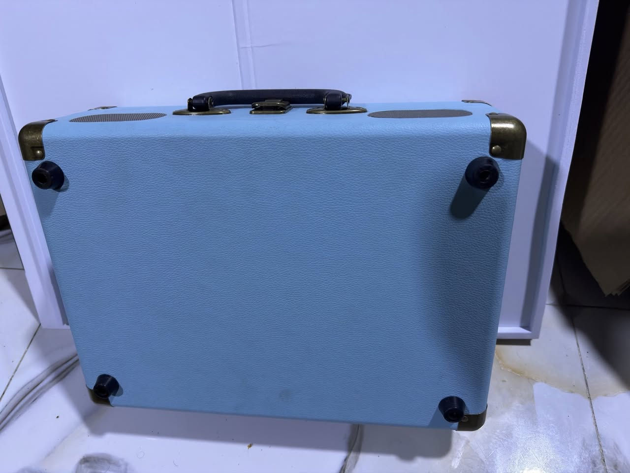 قطعة من الزمن الجميل 
مشغل أسطوانات Retrolife الكلاسيكي للبيع 🎼✨

تصميم أيقوني: يأتي بلون سماوي هادئ وجلد فاخر مع زوايا معدنية كلاسيكية تعيدك إلى حقبة الستينات.

تحفة فنية: ليس مجرد جهاز موسيقى، بل هو قطعة ديكور فخمة (Vintage) تلفت الأنظار في الصالة أو المكتب.

تكنولوجيا حديثة بداخل كلاسيكي: يدعم تشغيل جميع أنواع الأسطوانات بـ 3 سرعات، بالإضافة إلى ميزة البلوتوث لربطه بهاتفك واستخدامه كسبيكر.

المواصفات التقنية:
• سماعات ستيريو مدمجة بصوت نقي ودافئ.
• منفذ للسماعات ومنفذ AUX.
• حالة الجهاز جديد مع محولة 

السعر يبدأ من ٨٥ الف دينار عراقي


**إذا كنت صاحب هذا الإعلان وتريد حذفه لأي سبب، رجاءا أرسل رسالة إلى الدعم الفني**