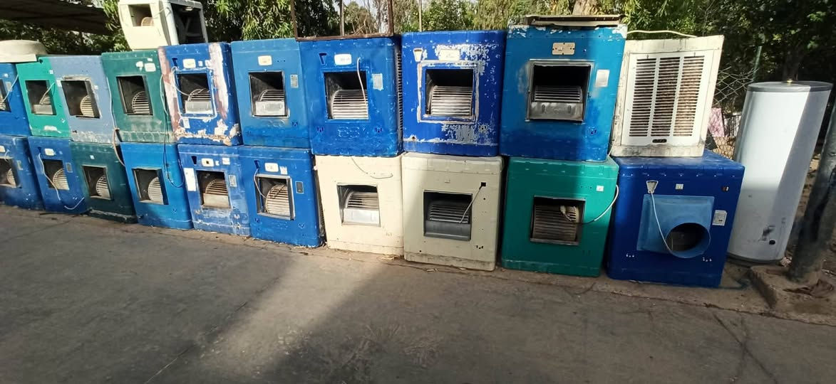 الحمداللە هەمیشە پێشەنگین لە جوانی کۆمەڵیک ئەشیای پاک و جوان و نازدار ماڵی دۆستە بەشەرت زۆر بێ عەیب 
موبەڕیدە
دەرگا 
کەوانتەر 
مجمیدە 
غەسالە
هەمویان نرخیان زۆر گونجاوە 
شوێن.... کەلاری کۆن ***********
