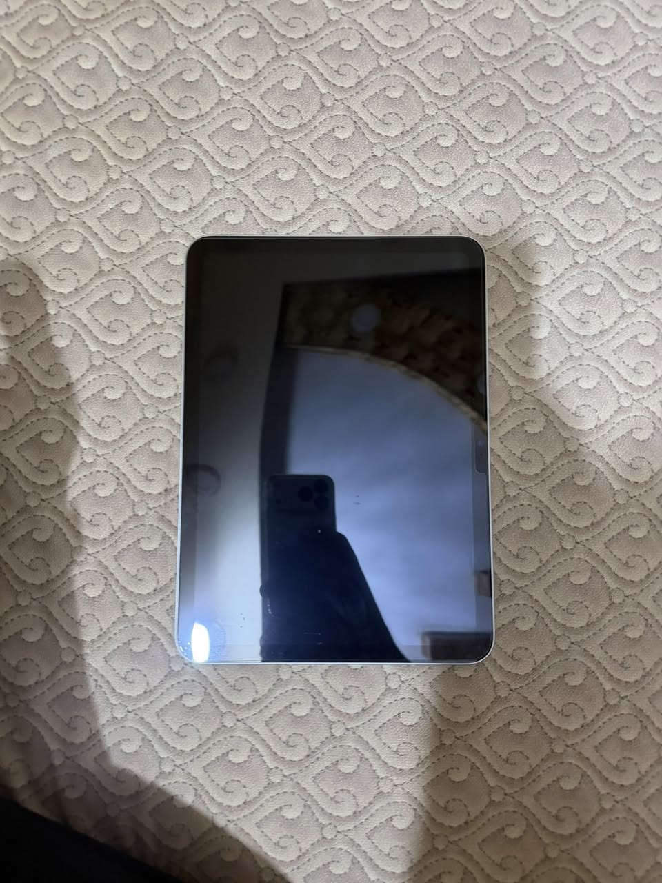 سلام عليكم ايباد 10 للبيع
ذاكرة 256 بطارية 99 
الجهاز ما مفتوح أطي بي ضمان 
غراضه كاملة شاحنة ولكارتونه 
مكاني بغداد الشعلة 
*********** بي واتساب
