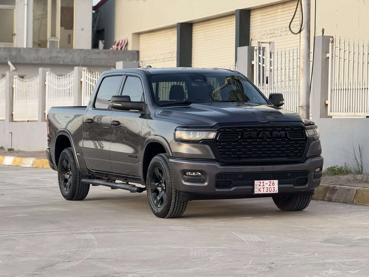 رام 2025 
محرك V6     3.6 ايتورك
ماشية 3 الف فقط 
مواصفات بك هورن 
بودي قصير باب طويل المرغرب
فور ويل   4X4
رادار امامي و جانبي
حساس امامي و خلفي
كشنات تتفيه و كهرباء
  مرايه شفط
بصمة تشغيل عن بعد
صور حادث بلمنشور 
جامرلغ و نص باب صبغ
بدون دواخل 
ارباك راجع سستم بلادي 
بدون رقم تترقم شمالي  
السعر// 295
مكان السياره كركوك
***********
