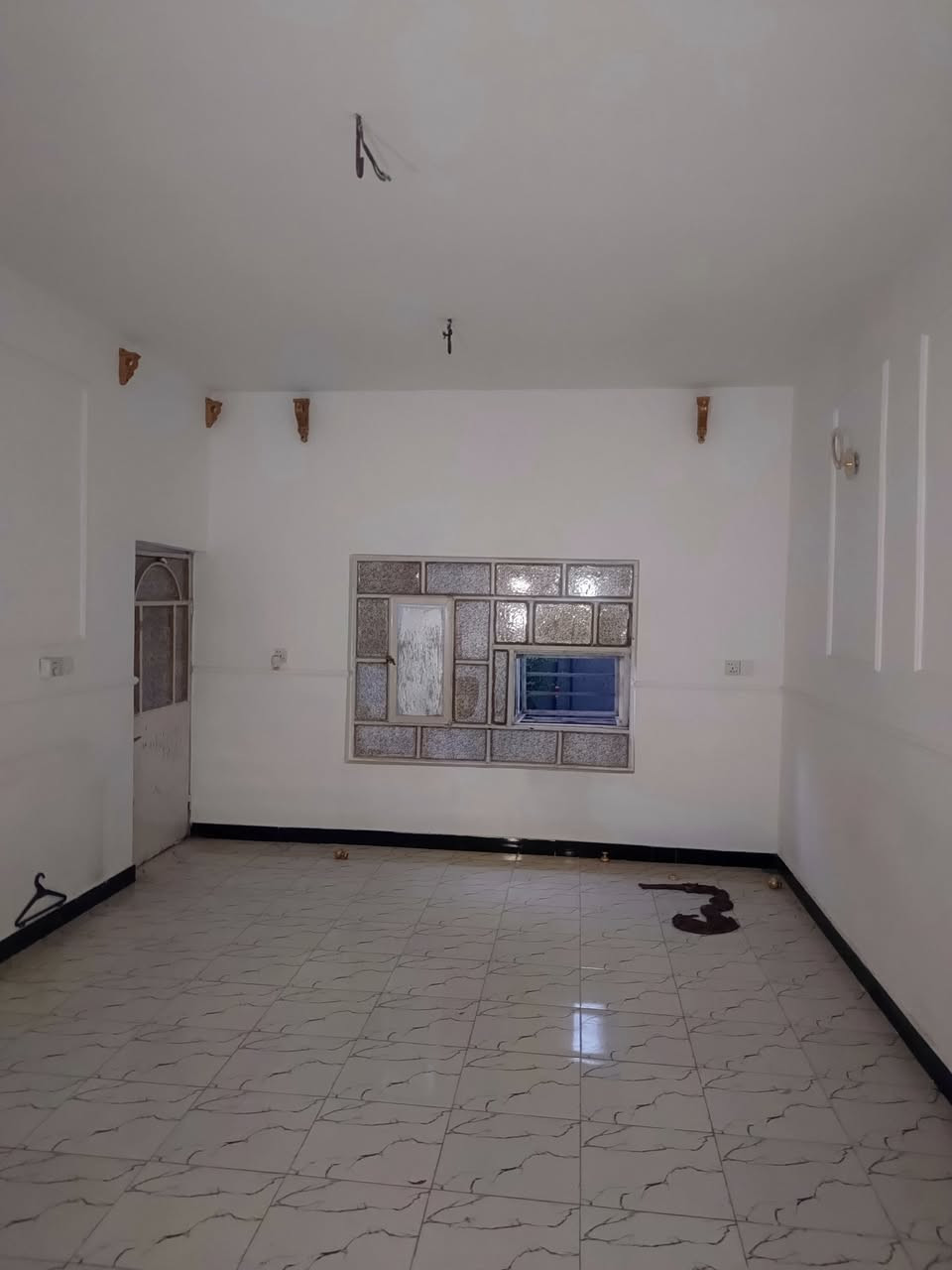🏡✨ مــشــتــمــل لــلــبــيــع ✨🏡 السعر ٥٦مليون 
━━━━━━━━━━━━━━━━━━━━
📍 الــمــوقــع: بابل – حي الجزائر
خلف مستشفى الحياة
━━━━━━━━━━━━━━━━━━━━
📐 الــمــســاحــة: 100 متر
📜 طــابــو زراعــي – ســنــد 25
📏 الــواجــهــة: 6.5 متر
📐 الــنــزال: 16 متر
━━━━━━━━━━━━━━━━━━━━
🏠 تــفــاصــيــل الــمــشــتــمــل:
🛏 غــرف نــوم عــدد (1)
✨ هــول 
🍽 مــطــبــخ
🚿 مــجــمــوعــة صــحــيــة مــعــزولــة
🌳 حــديــقــة
🚗 كــراج
━━━━━━━━━━━━━━━━━━━━
🌟 مــمــيــزات الــعــقــار:
✔ مــوقــع ســكــنــي هــادئ
✔ قــريــب مــن الــخــدمــات
✔ مــنــاســب لــلــســكــن 
━━━━━━━━━━━━━━━━━━━━

💰 الــســعــر: 56 مليون قــابــل لــلــتــفــاوض

━━━━━━━━━━━━━━━━━━━━━
📞 لــلــاســتــفــســار والــاتــصــال
🏢 مــكــتــب عــقــارات أَبــراج بــابــل

• ***********
• ***********

📍 مــوقــع الــمــكــتــب:
بابل – حي الجزائر – مقابل الجسر الدولي

━━━━━━━━━━━━━━━━━━━━━━
