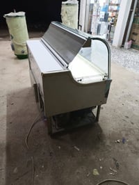 عارضه ايس كريم ايسى ايطالي قياس متر و30 تحتوي على غرفة خزن السلام عليك...