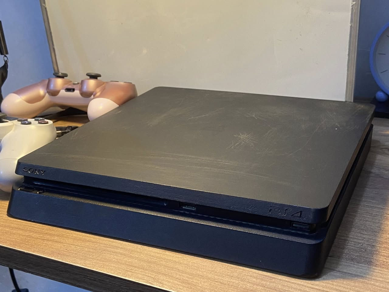 1️⃣ اكسبوكس 360 سلم (Xbox 360 Slim)
الهارد: 250 كيكا.
 شغال وبأحسن حال، بي ألعاب
 الملحقات: يده وحدة + المحولة الأصلية.
⚠️السعر⚠️: ١٣٠ الف
2️⃣ اكسبوكس أورجنال القديم (Xbox Original) نظيف جداً
 الملحقات: يدات اثنين + كافة كيبلاته الأصلية.
⚠️السعر⚠️: ٤٥ الف 
 الجهاز بيه عطل بالهارد.
3️⃣ بلاي ستيشن 4 سلم (PS4 Slim)
 النظام: أون لاين، التحديث الحالي (13.02) والتهكير ماله راح ينزل بالأيام الجاية.
 الهارد: 512 كيكا.
((العدسة يحتاجلها تبديل))
 الملحقات: يدات اثنين وحده اصلية ووحده تجاري.
 الألعاب: يجي وياه أقراص كوست اوف تسوشيما وهورايزن 
⚠️السعر⚠️: ٢٥٠ الف
4️⃣ بلاي ستيشن 2 (PS2) نظيف
 الملحقات: الكيبلات كاملة وياه.
 الملاحظة: بدون فلاش وبدون يده وبدون رام.
⚠️السعر⚠️: ٢٥ الف
5️⃣ كارت شاشة
 النوع: GTX 550 Ti (نسخة صينية).
 المواصفات: 6GB VRAM DDR5.
⚠️السعر⚠️: ٢٥ الف

الاسعار بيهن مجال بسيط
التوصيل متوفر لجميع المحافظات
عنواني الناصرية حي اور


**إذا كنت صاحب هذا الإعلان وتريد حذفه لأي سبب، رجاءا أرسل رسالة إلى الدعم الفني**