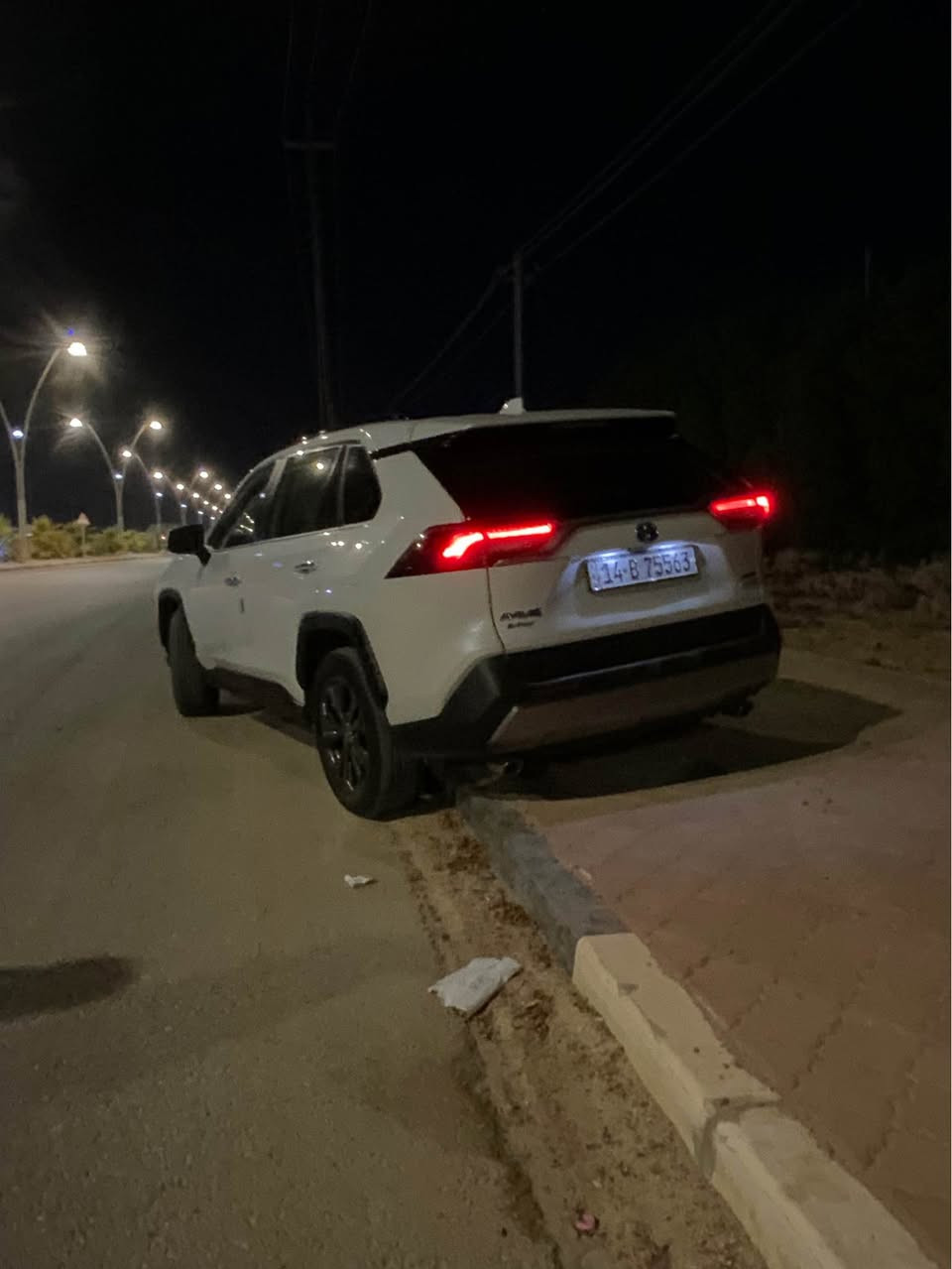 📌 المواصفات والمحرك:
 المحرك: 4 سلندر هجين (هايبرد) بسعة 2.5 لتر.
 القوة: 219 حصان 

 نظام الدفع: دفع كلي للعجلات AWD (4WD).

 معدل الاستهلاك: ممتازة جداً واقتصادية بامتياز.

✨ الإضافات والمواصفات الخارجية والداخلية (فل كامل لمتد):
 فتحة سقف

شاشة لمس أصلية كبيرة تدعم Apple CarPlay و Android Auto.
 مقاعد جلد فاخرة (تحكم كهربائي + ذاكرة خزن لمقعد السائق) مع خاصية التدفئة والتبريد.
 بصمة تشغيل وبصمة أبواب ذكية.
 شاحن لاسلكي للهواتف الذكية.
 الصندوق الخلفي يفتح ويغلق كهربائياً.
 إضاءة أمامية وخلفية LED عالية الكثافة مع حساسات أمامية وخلفية.
 رادارات أمان كاملة (رادار أمامي وتنبيه خروج عن المسار + نظام النقاط العمياء بالمرايا).
 نظام صوتي فاخر (JBL).
 جنوط (ويلات) كروم مميزة قياس 18 إنش.
📋 وضع السيارة الحالي:
 العداد (المشية): 20,000 كم فقط (بحالة الوكالة).

السياره: وارد كوريا ضررها الجاملغ اليسار صفحة السايق 
ضررها جداً بسيط بدون ايرباك بدون صبغ فقط بارد كد شبر 
مكان السياره البصره مرقمه وبسمي ***********    ،،  *********** الزبير, البصرة
