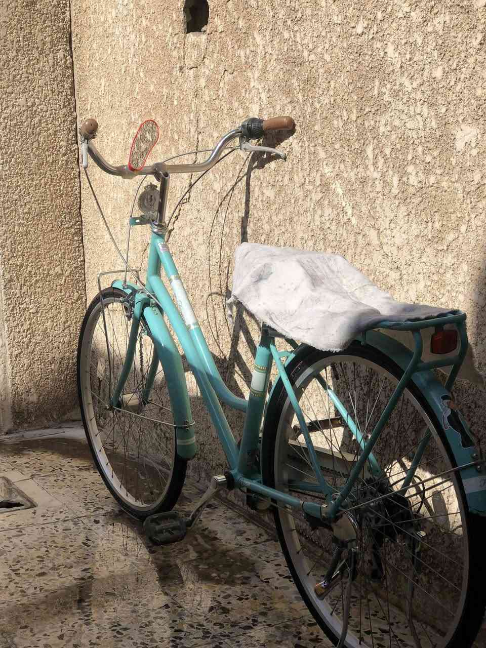 سلام عليكم باسيكل باله للبيع موديل 2017شهر 3باسيكل نضيف تاير جديد هو غراض حجم 26مرغوب كير وحساس يشتغل لون مميزه مكان بغداد شعب شارع صحه الرقم ***********السعر 130وبي مجال للشراي
