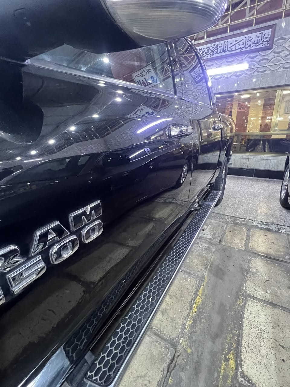 السلام عليكم
دوج رام بك هورن اصل  موديل ٢٠١٨ 
لون اسود رقم بغداد جديد v6(3600)
باب طويل بدي قصير المرغوب 
حادثه بابتين صبغ بدون دواخل بدون ايرباكات 
كير مكينه مكفولات داخل جديد متغير 
صدر عام جديد 
السعر ٢١٥ وبيه مجال
للاستفسار ***********
