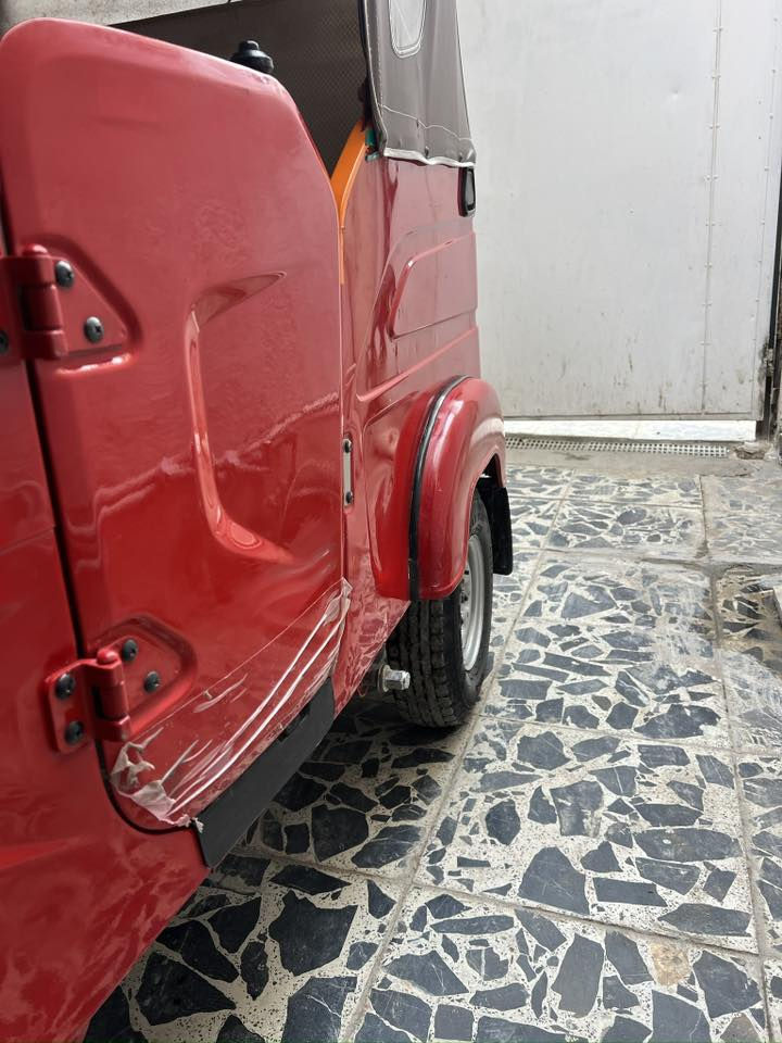 السلام عليكم تكتك موديل 23 شهر العاشر مرقم انكليزي مشروع وطني باسمي  بيهة طخه فوك البك لايت بارد ورصعة باللغد موضحات بالصور التكتك جان بيها نكدات خياس معمرهن والصور موجودة قبل التعمير 
المحرك مكفول من تفيلس
الله شاهد مامتعوبة ماطلع بيها هواي طالب جامعة
مكاني بغداد البياع تقاطع درويش 
 بي واتساب ***********
مامتواجد فيس 
السعر 10400 بيها مجال
