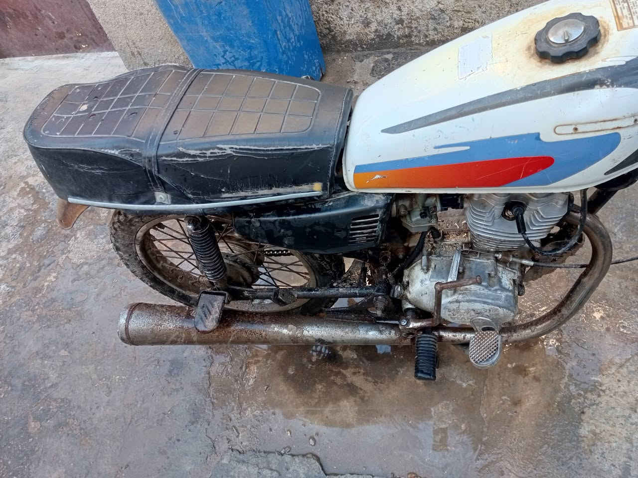 السلام عليكم
اربعه قير 
محرك خير من الله

بدون اوراق 
السعر 
200 بها مجال للطيبين 

الاتصال على هذا الرقم 
ابوي راسلني

***********
