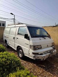 ميسيوبوشي ٢٠٠٤ فان حمل للبيع بيها خيط بخار 07817357613 السعر ٣٤