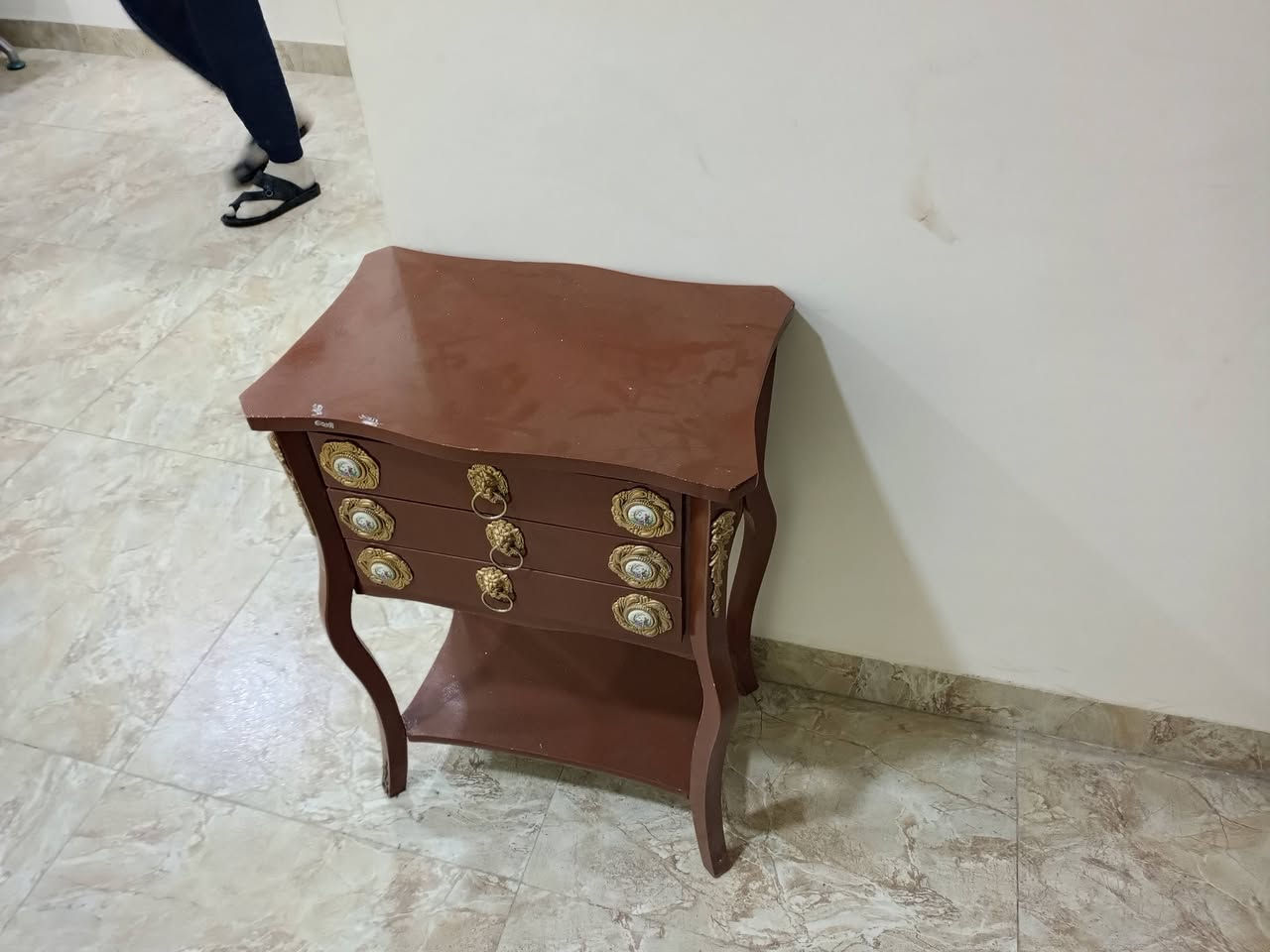 سلام عليكم شباب هاي القطعه للبيع نضيفه فول شرط الفحص انتيكه حلوه سعره 20 الف اي  استفسار خاص او على الرقم ***********
