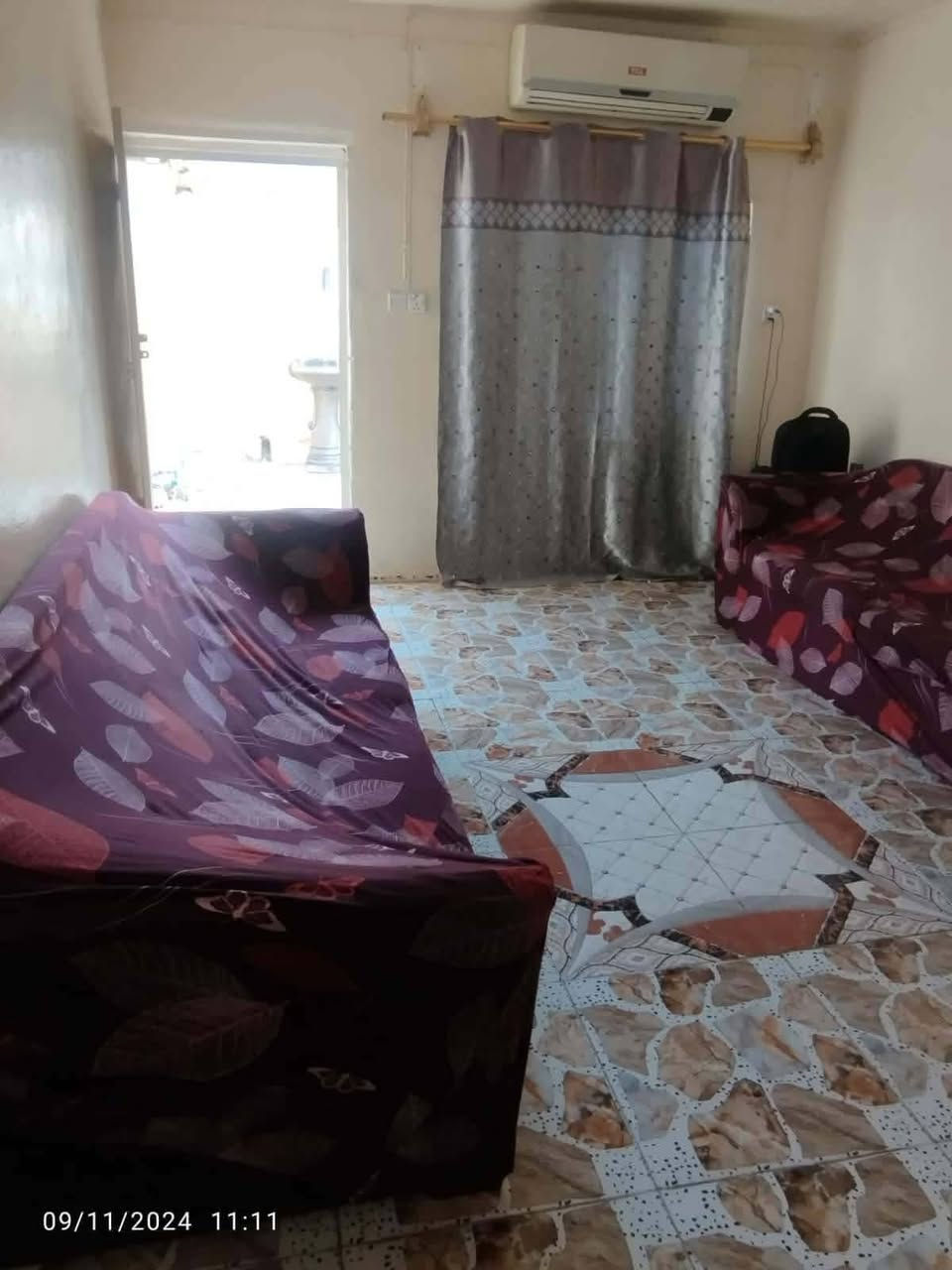 اسلام عليكم بيت للبيع مساحه 90 متر طابو صرف يحتوي على غرفتين نوم وصاله  مطبخ  وستقبال موقع بيت حي زهور نهايت شارع جمعيه قبل حولي اتصال او ستفسار ***********
